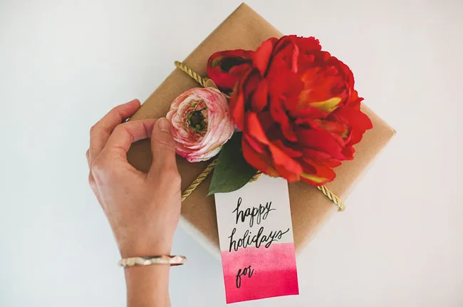 Read more about the article Eco-Friendly Gift Wrapping With Flowers And Leaves